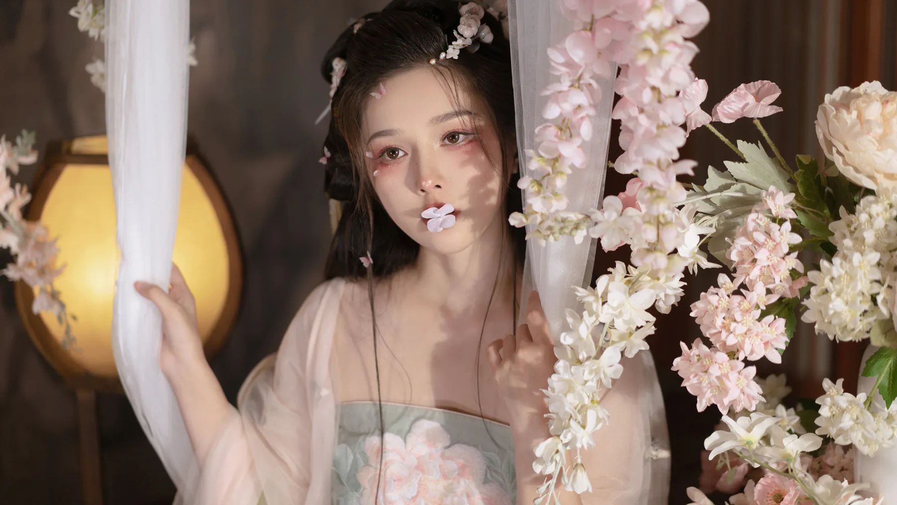 Ancient Chinese Beauty with Flowers Soft Light 4K Wallpaper
