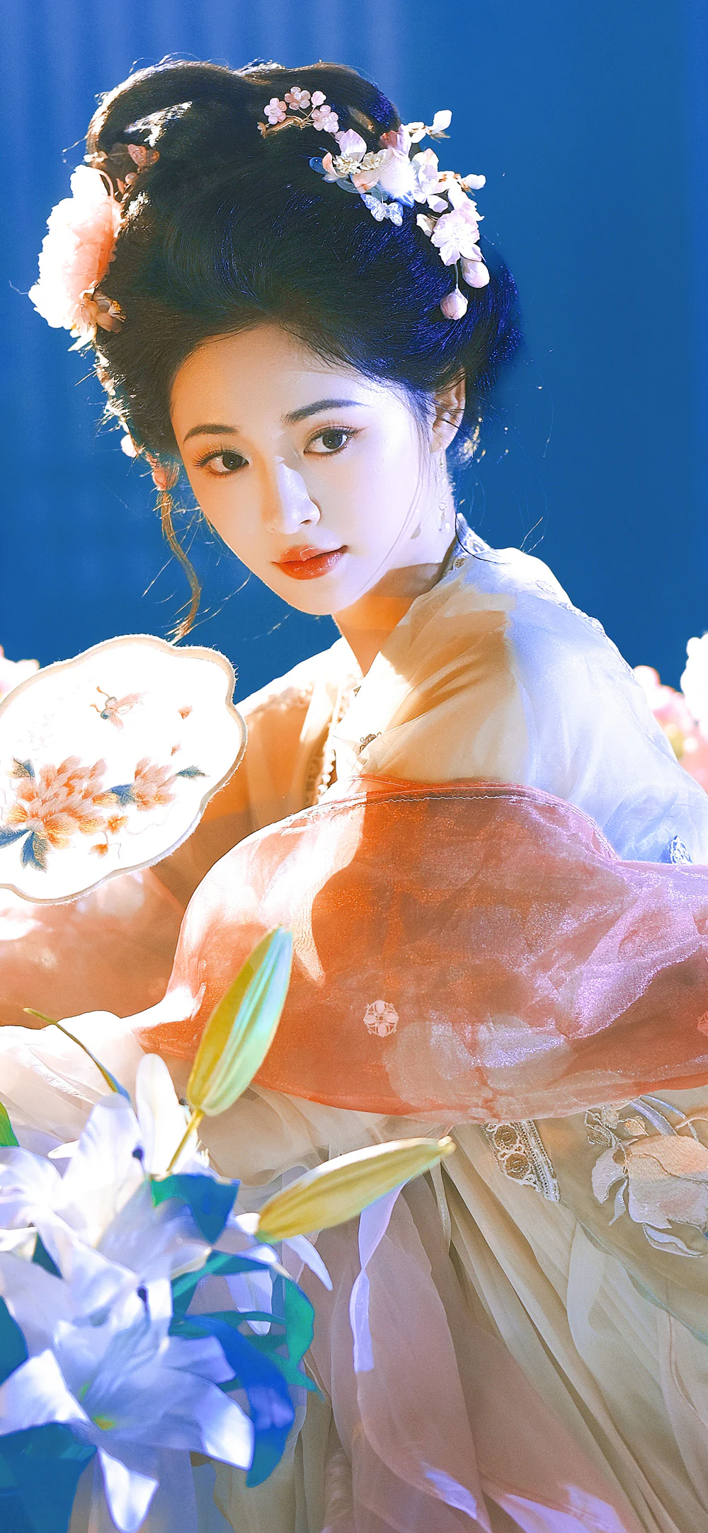 Elegant Zhou Jieqiong in Traditional Hanfu Dress with Fan Wallpaper