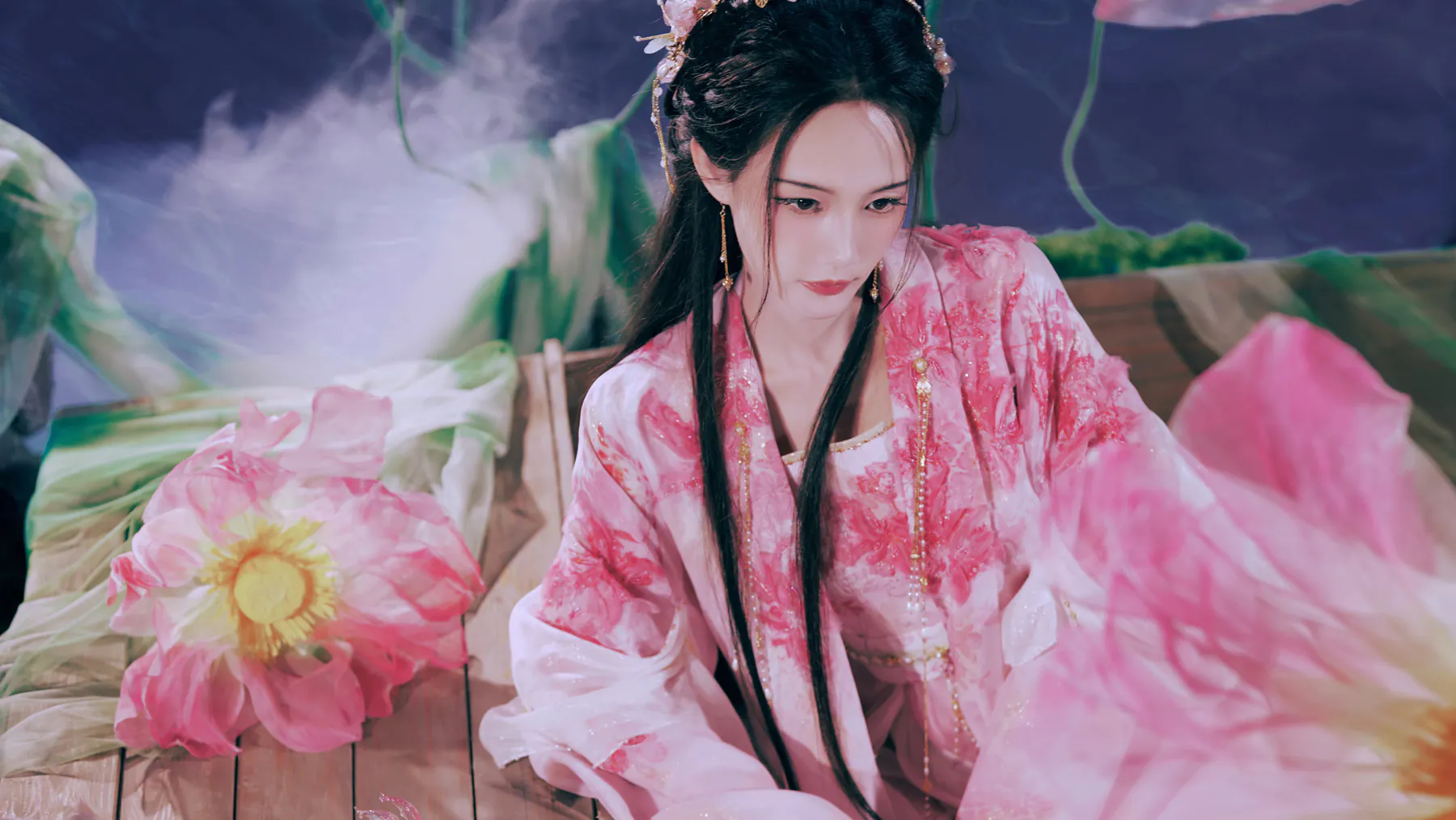 Graceful Li Yitong in Pink Hanfu with Lotus Blossoms Wallpaper
