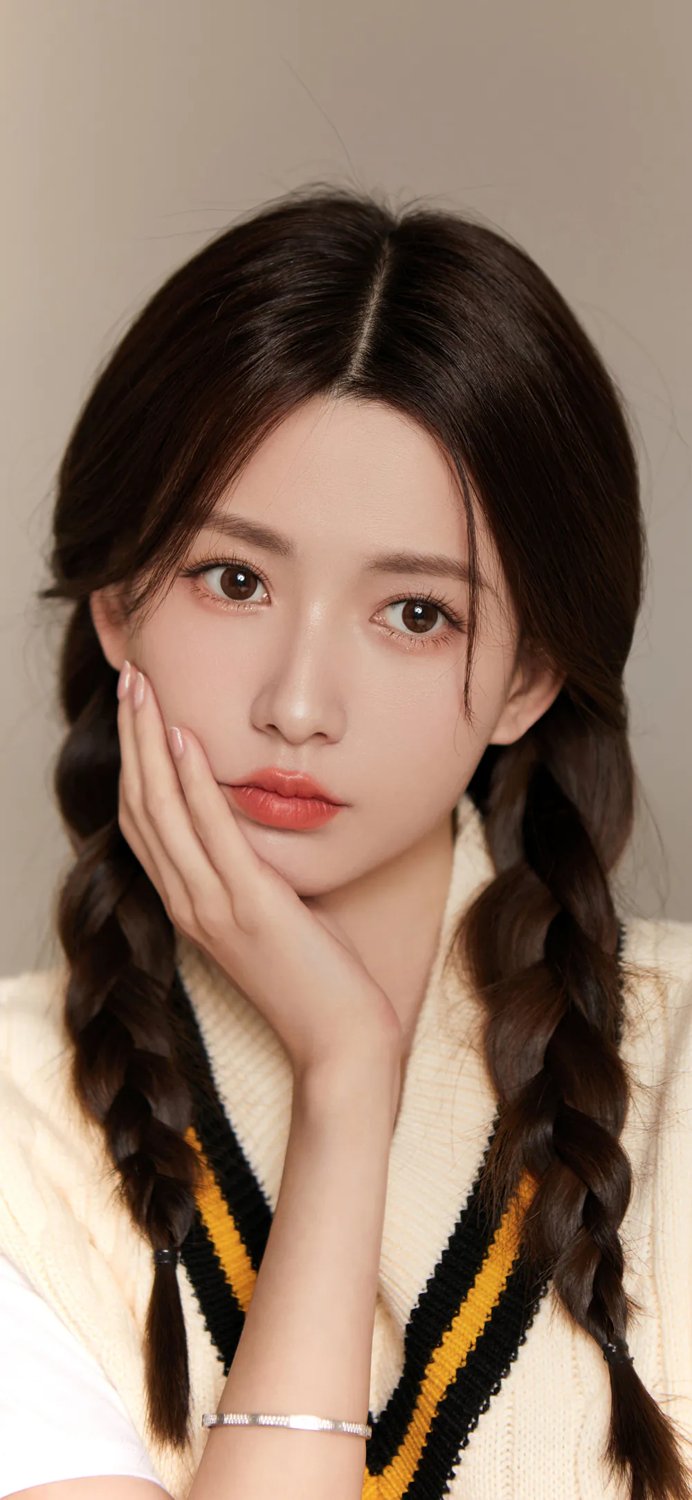 Pretty Girl Lock Screen Eye Catching HD Beauty Phone Wallpaper