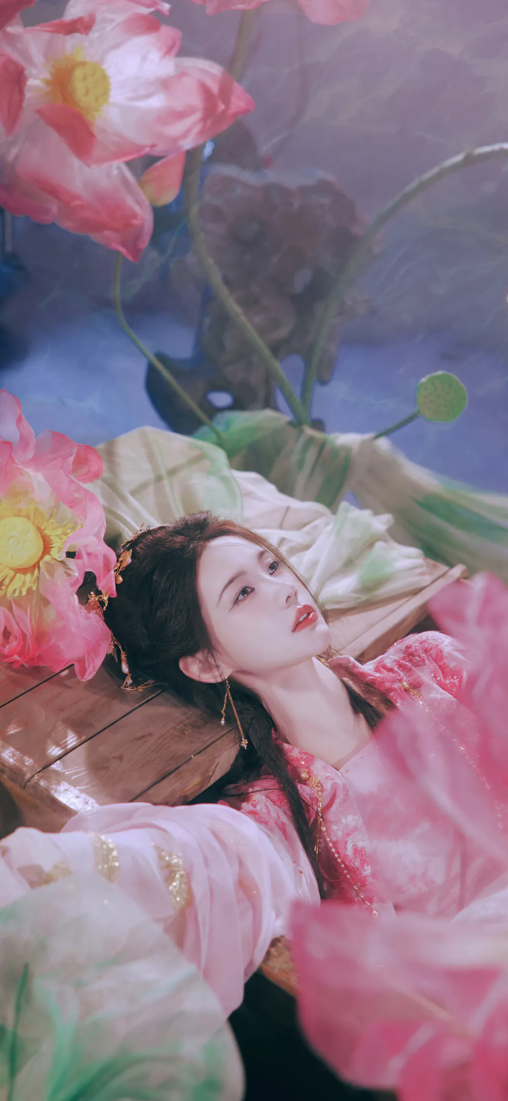 Serene Chinese Girl Li Yitong with Lotus Flowers Hanfu Wallpaper