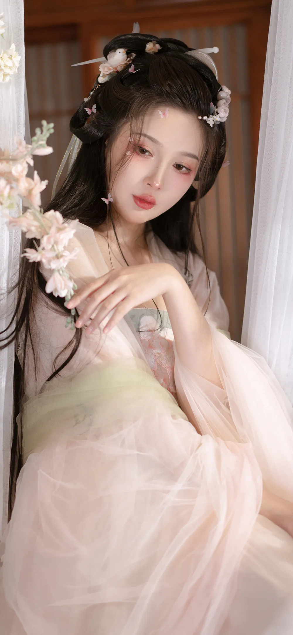 Soft Girl in Tulle Hanfu with Flowers Traditional Elegance Wallpaper