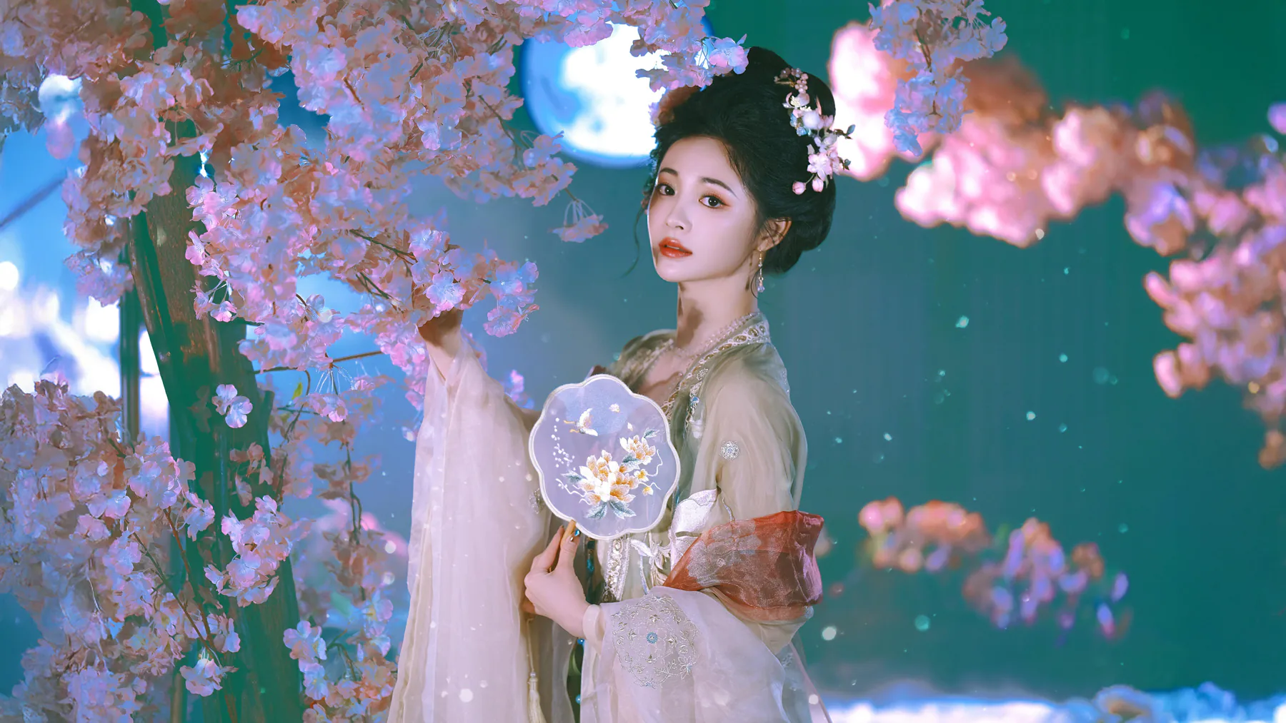 Zhou Jieqiong Moonlit Traditional Chinese Style Hanfu Wallpaper